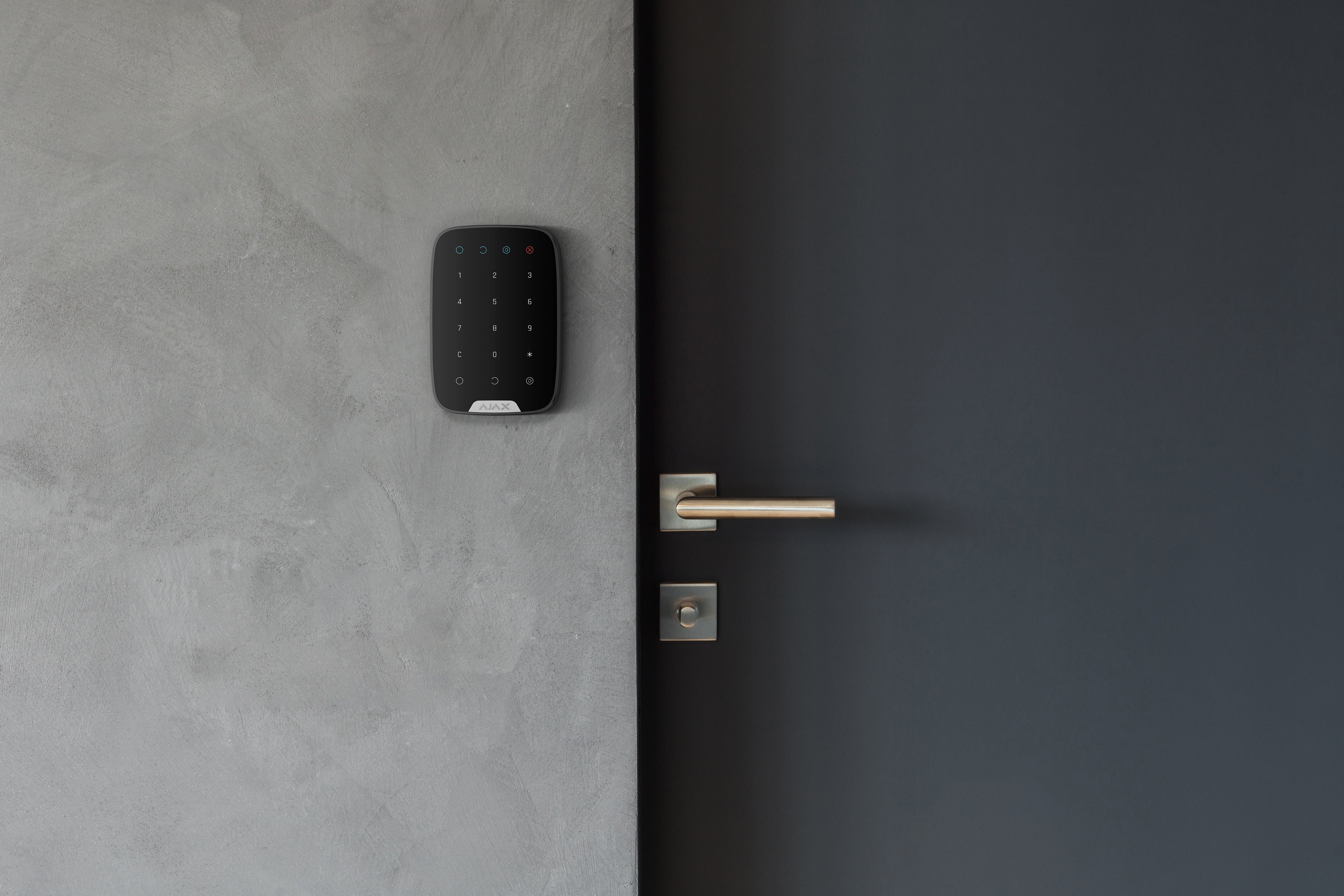 Tastatura wireless, AJAX KeyPad montată pe ușa unei camere moderne, ideală pentru siguranța locuinței.