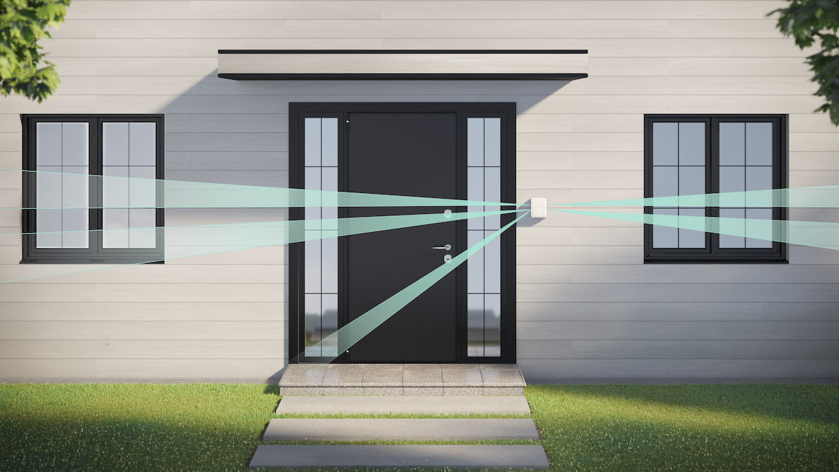 Detector PIR wireless cortina exterior, AJAX DualCurtain Outdoor, oferind protecție eficientă pentru intrarea casei.