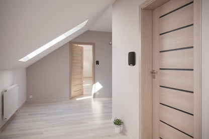 Tastatura wireless, AJAX KeyPad montată pe perete într-un interior modern, perfectă pentru controlul accesului.