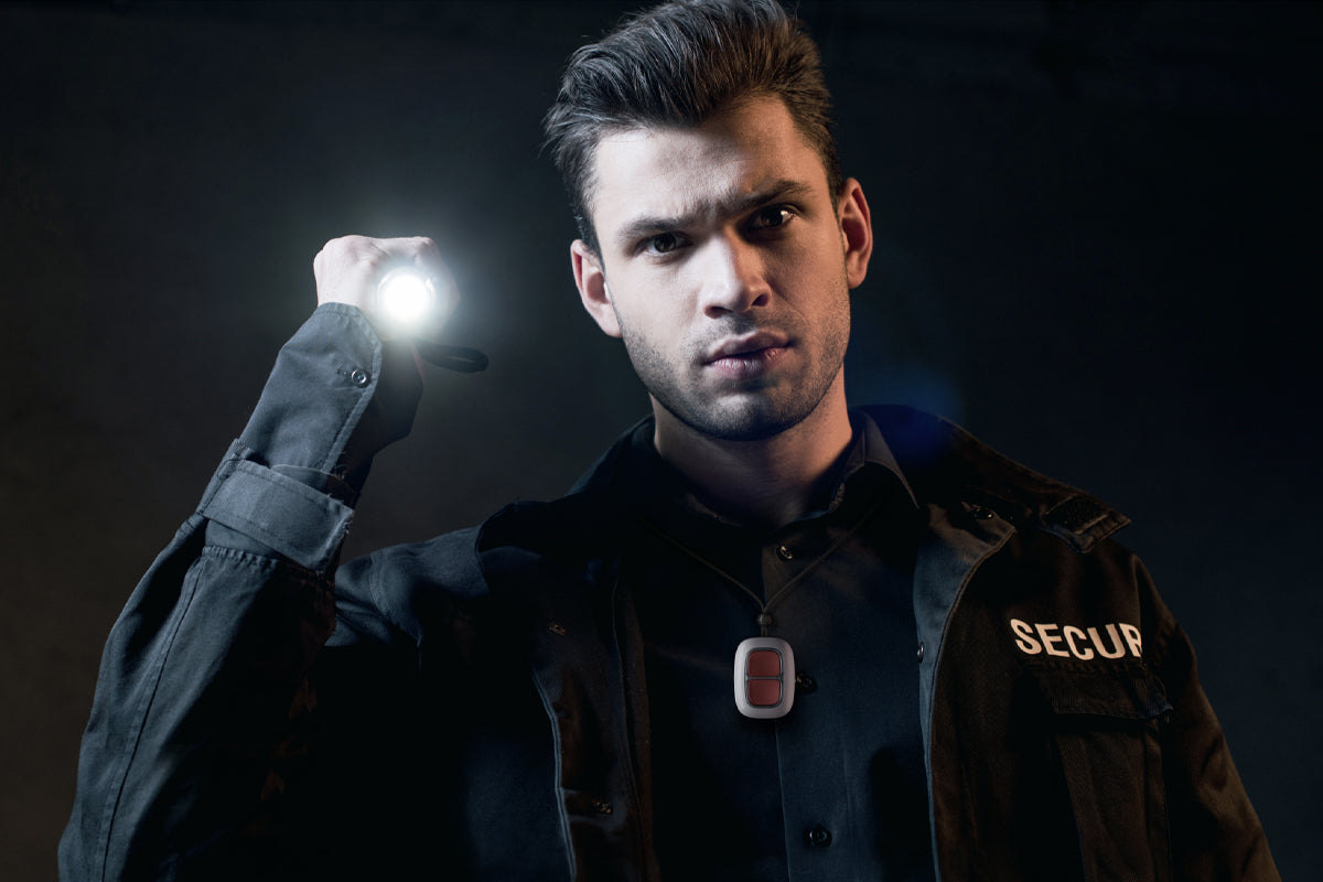 Buton de panica wireless, AJAX DoubleButton, purtat de un agent de securitate în acțiune, asigură protecție eficientă.