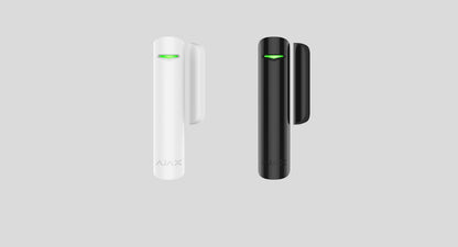 Contact magnetic wireless AJAX DoorProtectPlus în alb și negru, soluția perfectă pentru securizarea ușilor.
