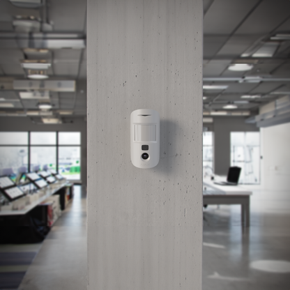 Detector PIR wireless cu Camera foto AJAX MotionCam montat pe perete, ideal pentru securizarea locuinței.