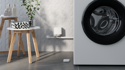 Electrovalva Wireless AJAX WaterStop 1” (25 DN) instalată lângă mașina de spălat pentru control eficient al apei.