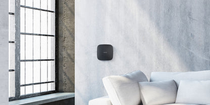 Extender wireless, AJAX ReX 2, amplasat pe perete, îmbunătățește semnalul Wi-Fi în orice mediu.