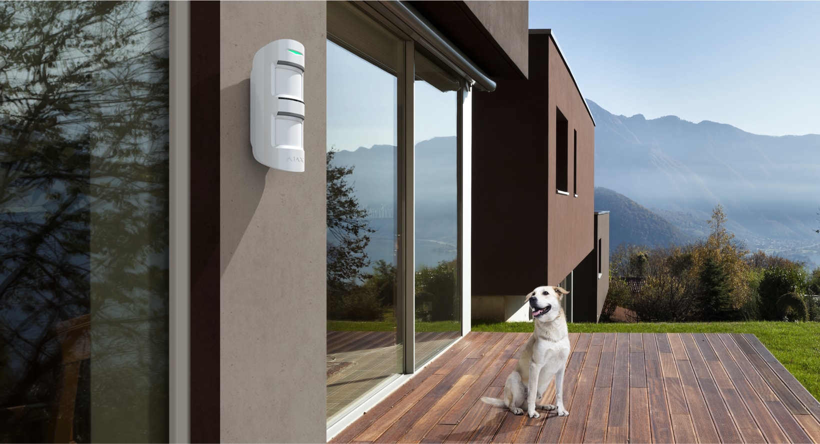 Detector PIR wireless de exterior, AJAX MotionProtect Outdoor, ideal pentru siguranța locuinței tale în aer liber.